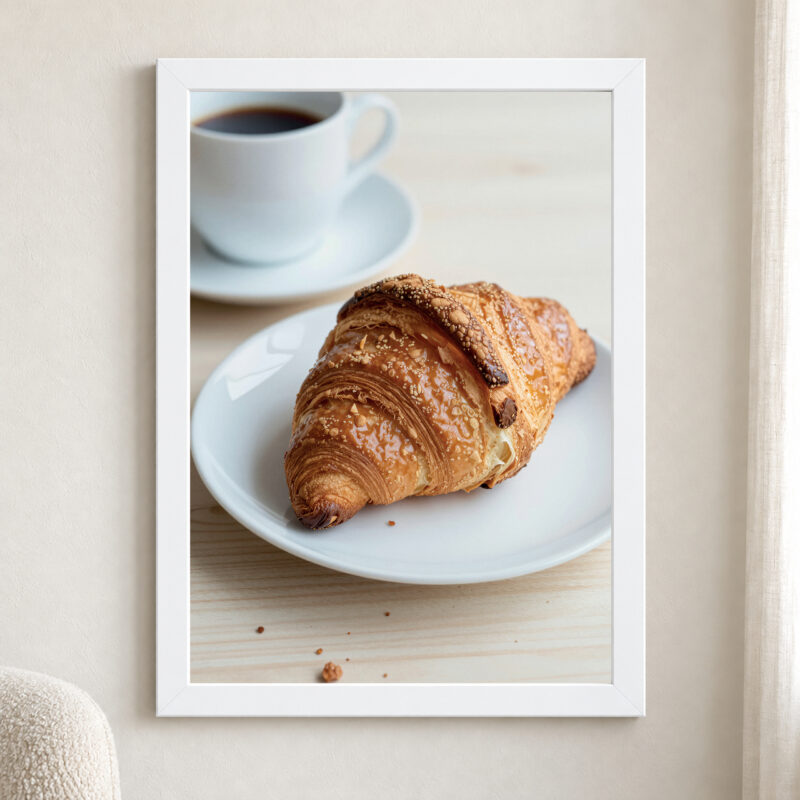 Croissant i filiżanka kawy na jasnym stole