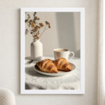 Kawa i złociste croissanty na jasnym stole w stylu boho